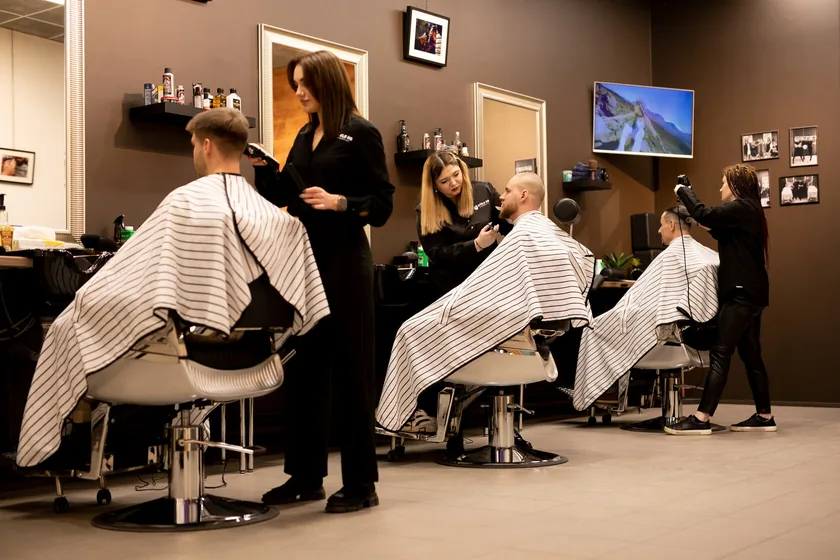 Stels 88 barberid salongis kliente teenindamas
