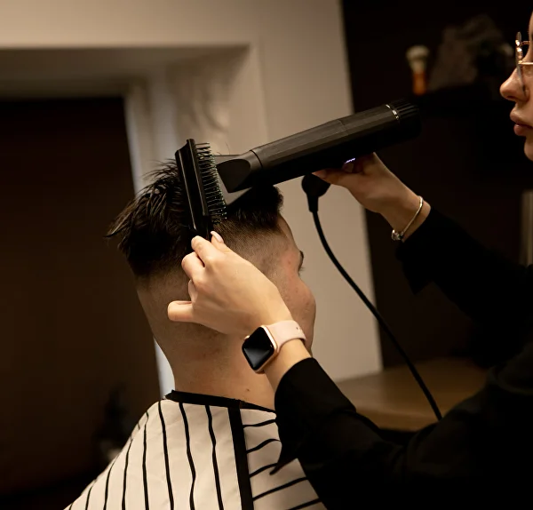 Blow-drying a men’s haircut with a brush